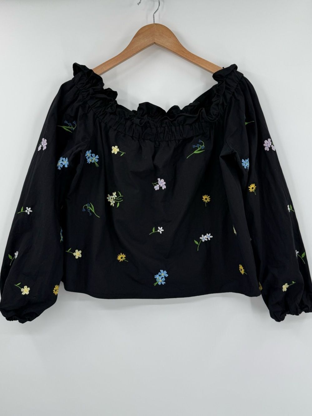 ✦ Topshop Embroidered Floral Off Shoulder Top | Black | US 10